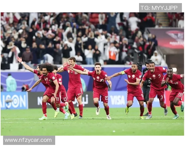 卡塔尔足球明星齐聚一堂合照展现团结与激情的瞬间